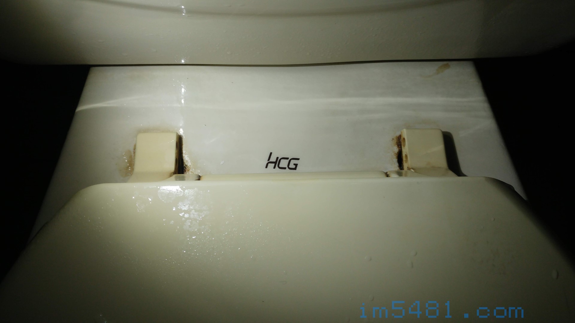 馬桶的縫隙尿垢-01