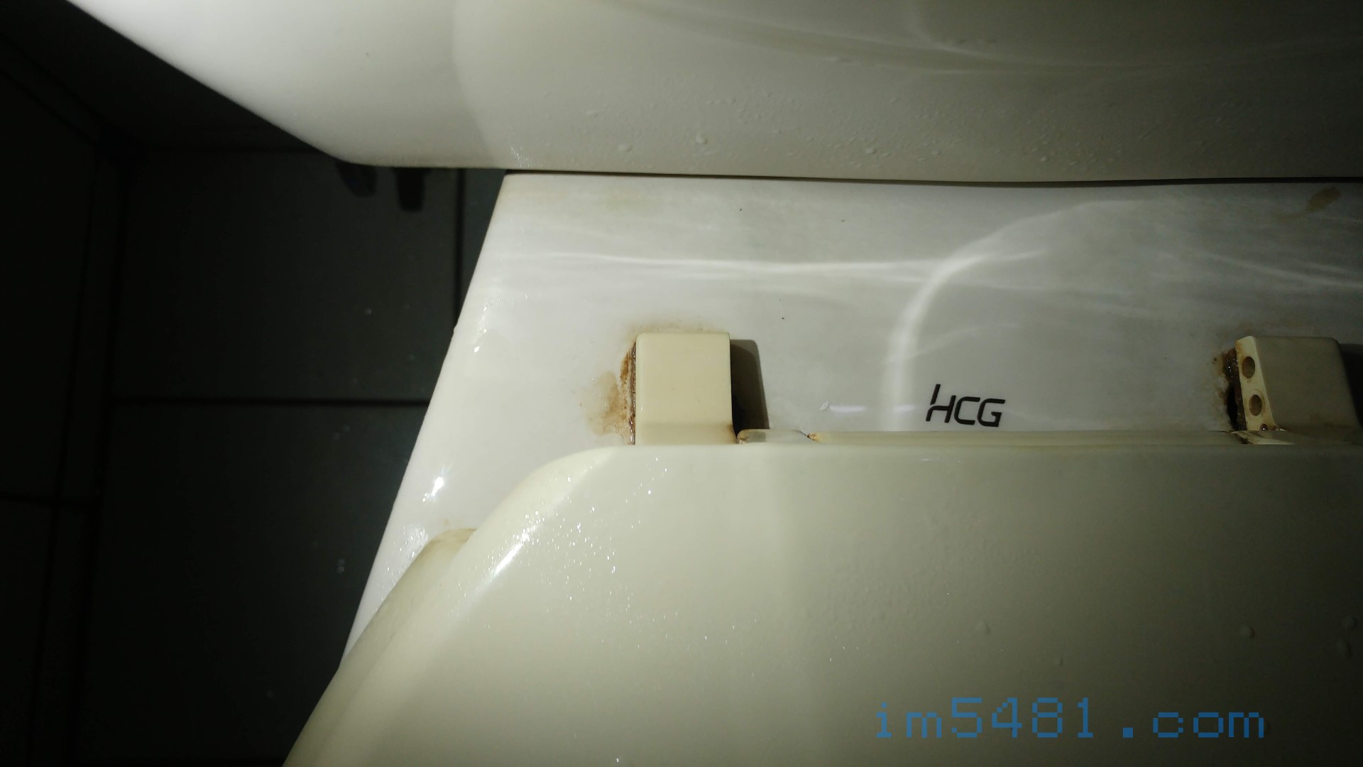 馬桶的縫隙尿垢-02