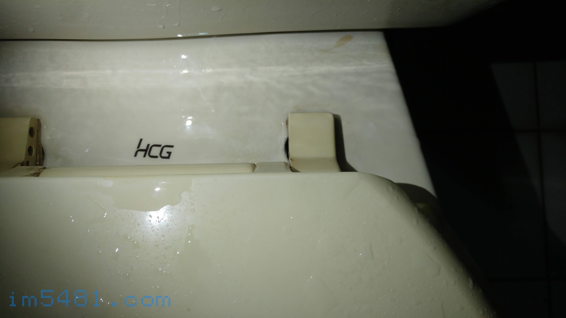 馬桶的縫隙尿垢清潔後-01