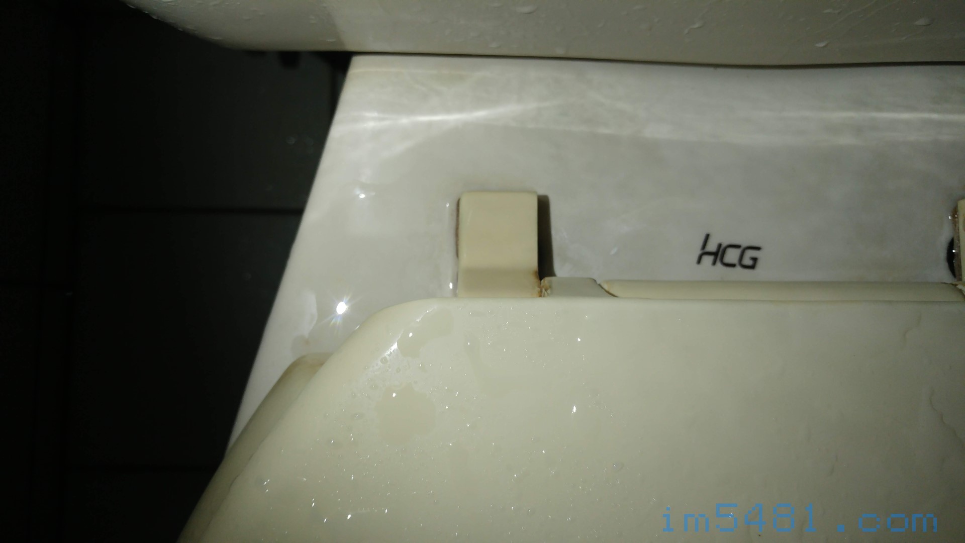 馬桶的縫隙尿垢清潔後-02