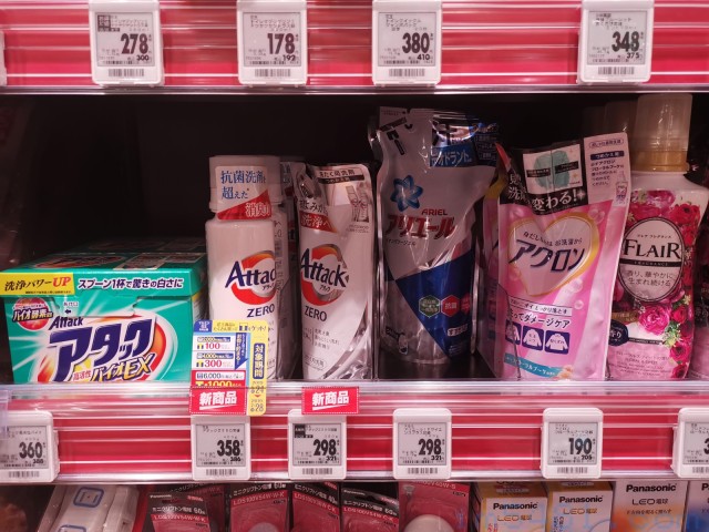 日本花王Attack ZERO在日本的零售價，瓶裝400g含稅386日幣，補充包360g 含稅321日幣