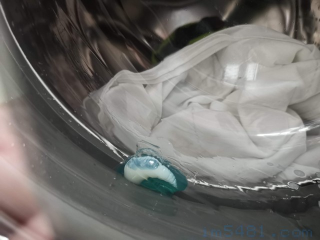 使用滾筒洗衣機跟洗衣膠囊最怕的一件事: 膠囊滾到排水膠圈