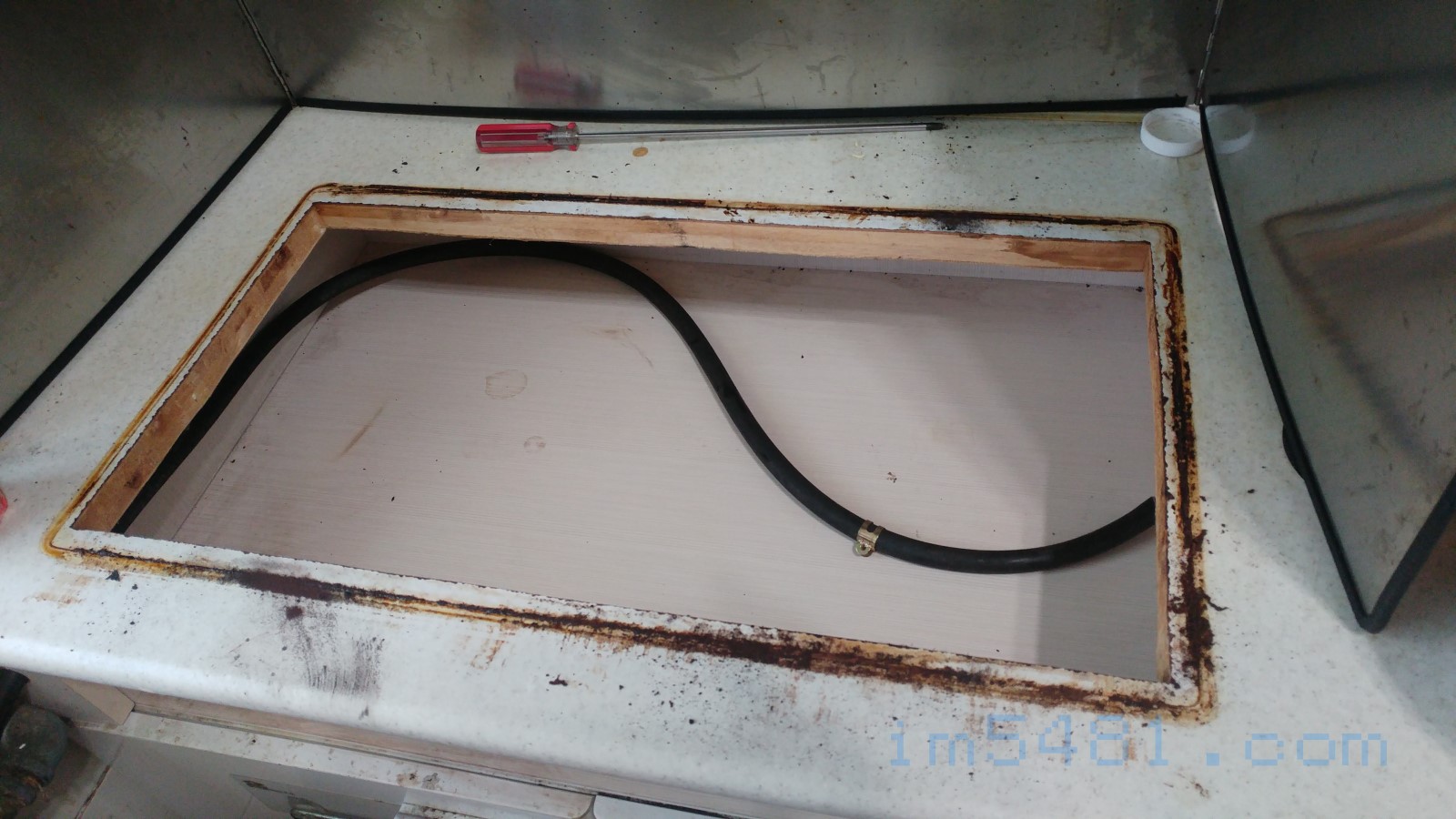 取下瓦斯爐的崁入槽跟瓦斯管，一定要確認瓦斯管沒有漏氣。