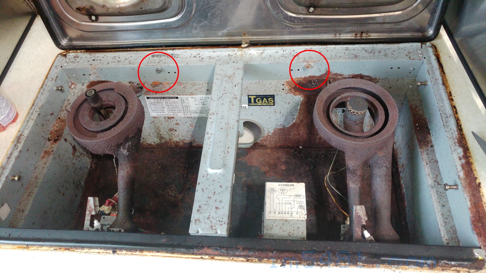 崁入式瓦斯爐只有用了兩個螺絲固定，拔下之後就可以取下瓦斯爐。