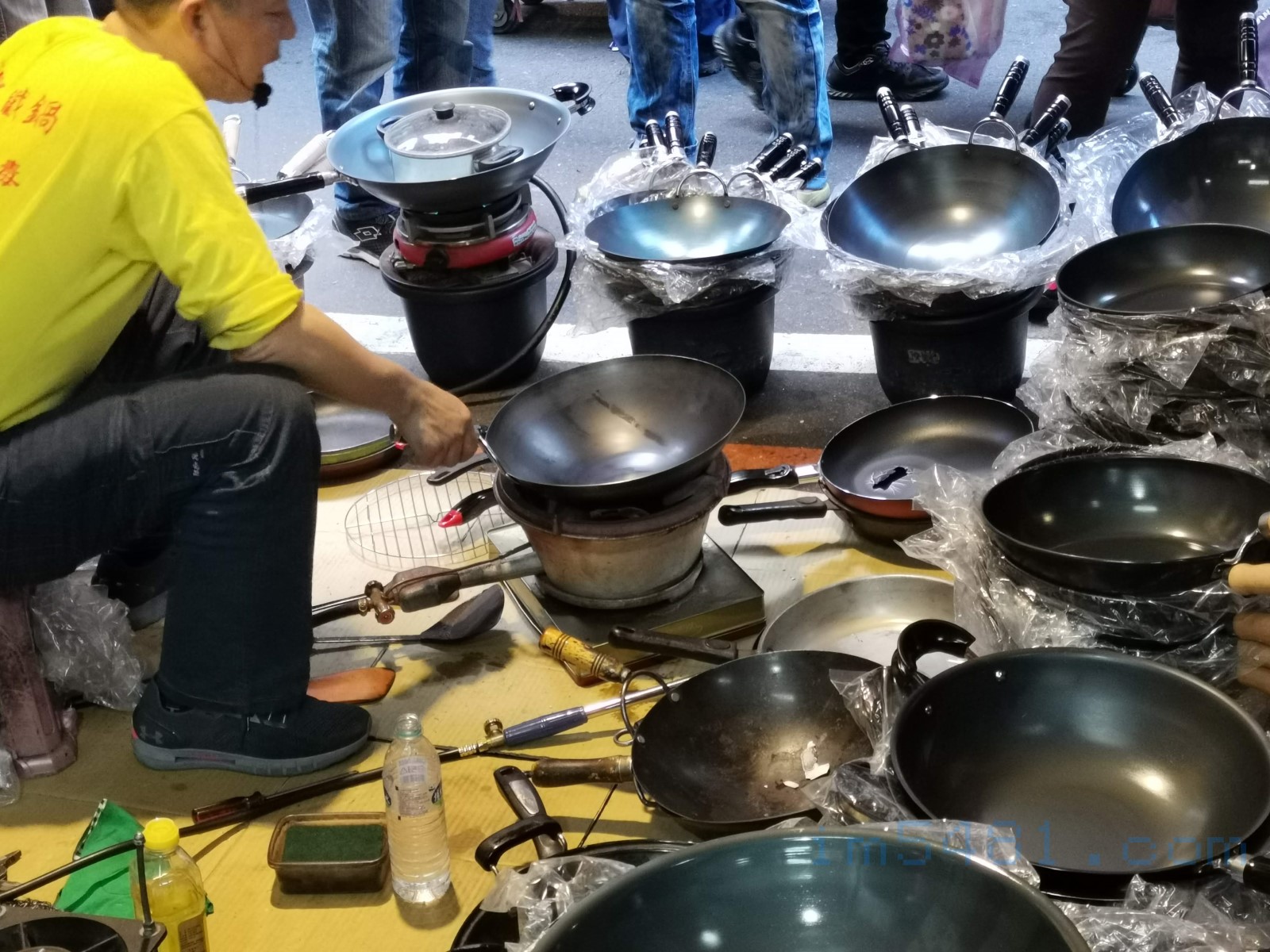 火槍牌鐵鍋老闆在示範鐵鍋跟一般不沾鍋鋁合金材質的差異，那些被燒穿的平底鍋都是現在燒給你看!