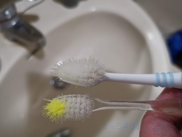 中間的高露潔臼齒深潔刷沒幾下就開花，跟下方日本飯店免費提供的牙刷一樣的品質!