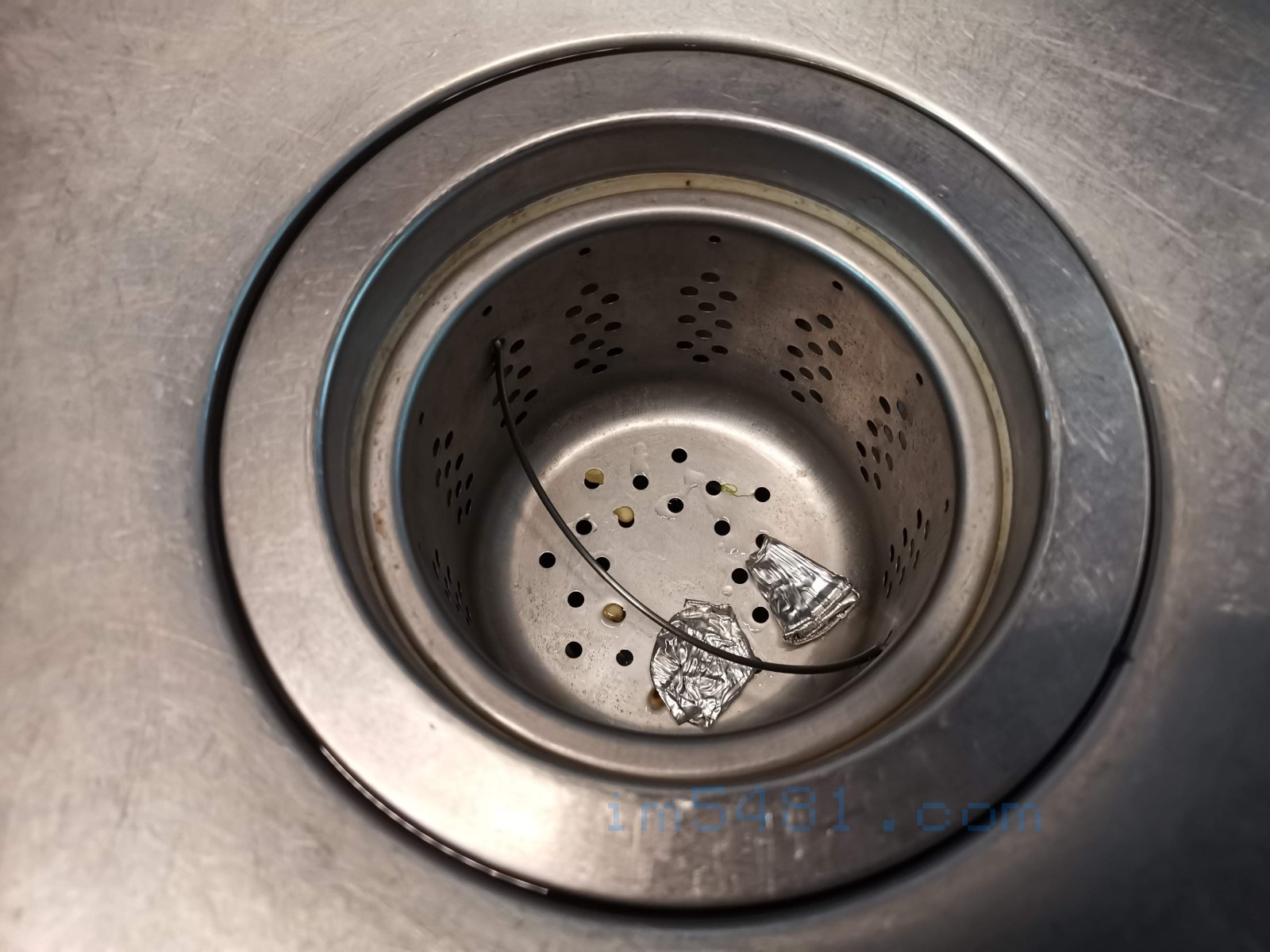 廚房水槽中間濾網用兩三片鋁箔，放上去即可