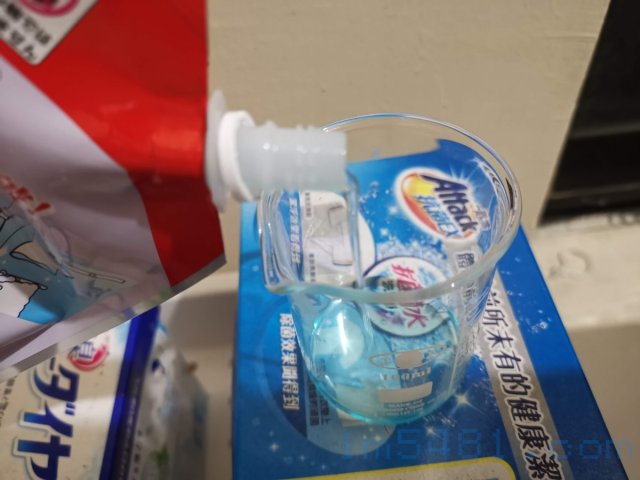 日本獅王抗菌濃縮洗衣精1160g補充包只要有量杯，就可以重複鎖上瓶蓋使用