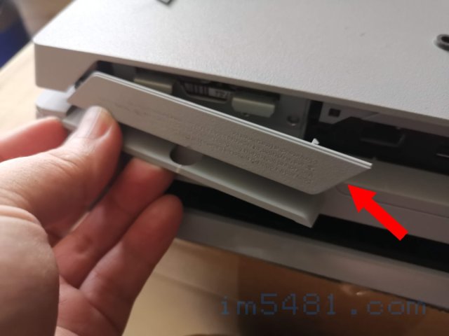 拆硬碟蓋，從紅色箭頭處往外扳就可以把硬碟蓋取下