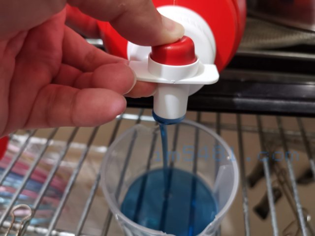 Tide汰漬2X濃縮洗衣精按下紅色按鈕倒出洗衣精