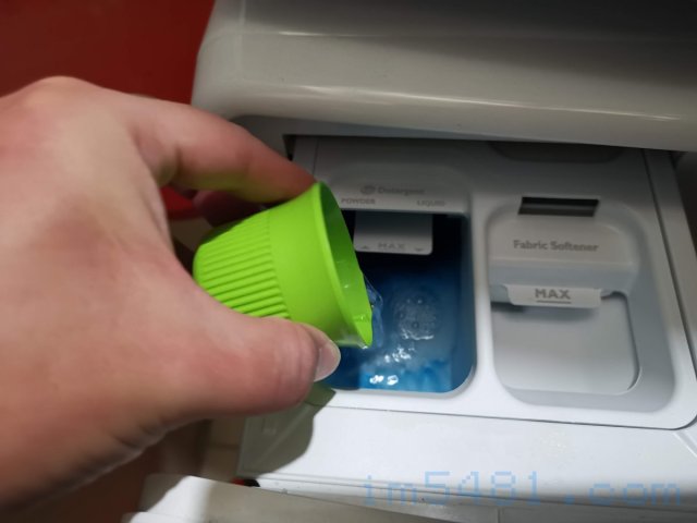 在洗衣劑槽中，將Tide汰漬2X濃縮洗衣精ORIGINAL+氧系漂白水混和。