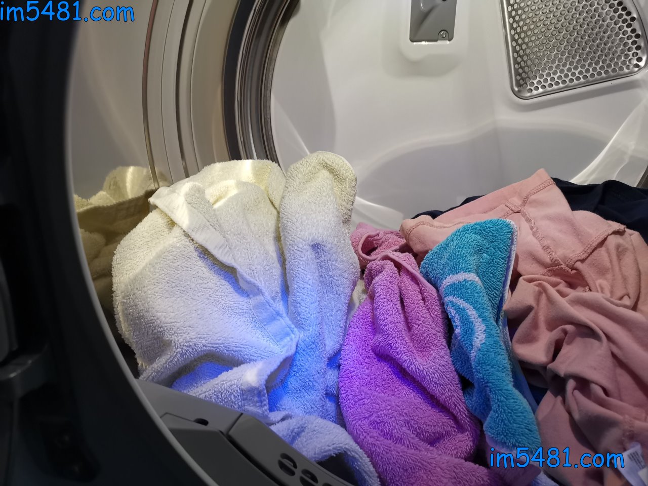 使用含有螢光增白劑洗劑洗過的衣物用紫外線照射的反射顏色