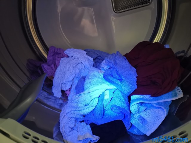 已照射紫外線燈的已用螢光增白劑洗滌劑洗滌的衣物