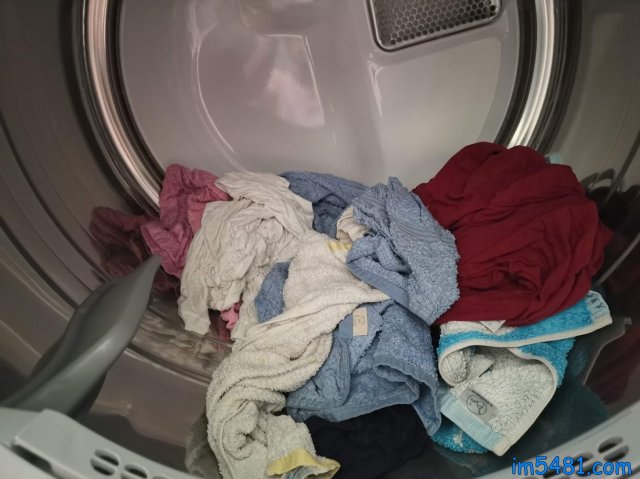 未照射紫外線燈的已用螢光增白劑洗滌劑洗滌的衣物