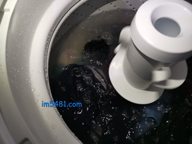 現在新一代的洗衣精洗衣時已經不見大量的泡沫，而是看到髒水
