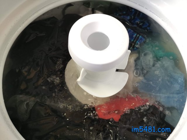 第三代奈米樂-藍，洗衣機洗衣時幾乎無泡沫，但手洗時濃度高一點就會看到泡沫。