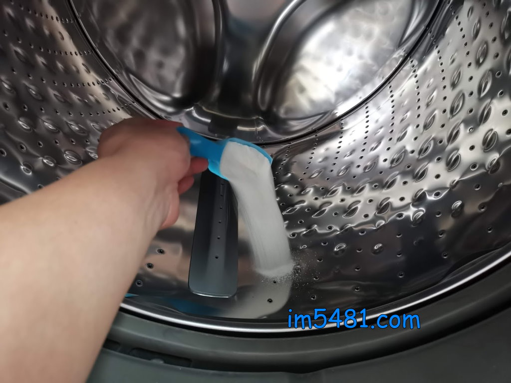 過碳酸鈉等粉狀助洗劑務必優先倒進洗衣槽底部-滾筒式洗衣機