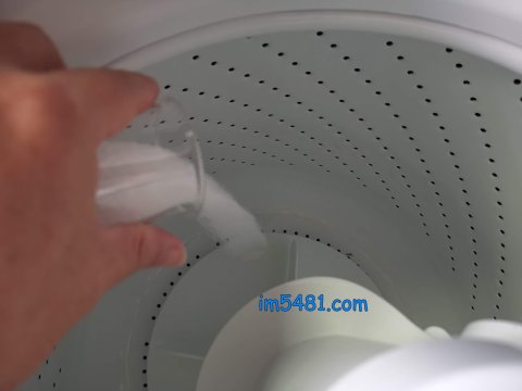 直立式洗衣機-在尚未放入衣服跟進水時，先加入過碳酸鈉於洗衣槽底部
