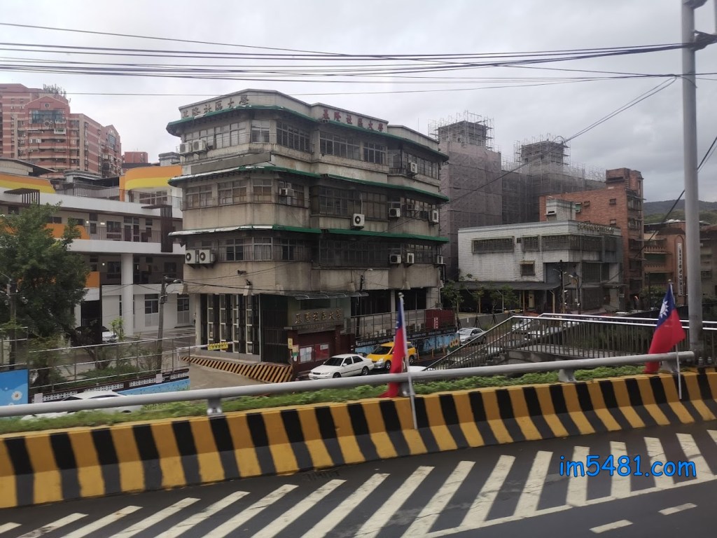 基隆市安樂區中崙里-某區域的地勢比基金二路路面還低