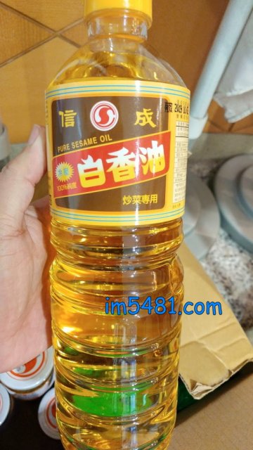信成白香油 為白芝麻冷壓油，一般炒菜用油，煎、煮、炒、炸皆適宜