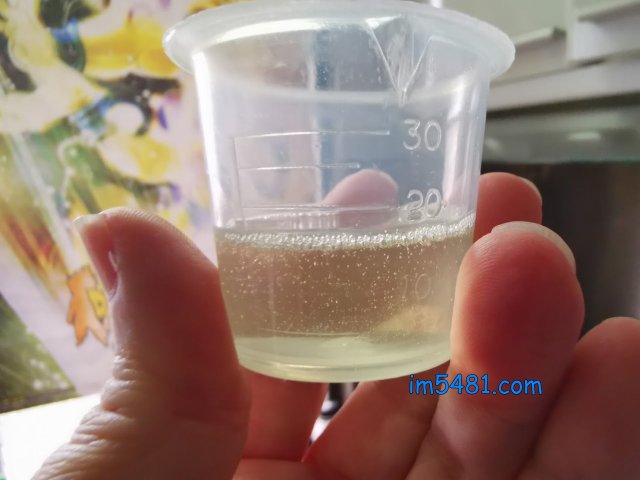 奈米樂裝進花王Attack Zero壓噴瓶-第三次按壓，約15ml。(扣除拍攝角度跟氣泡關係，我用肉眼水平觀察是在15ml的刻度上。)