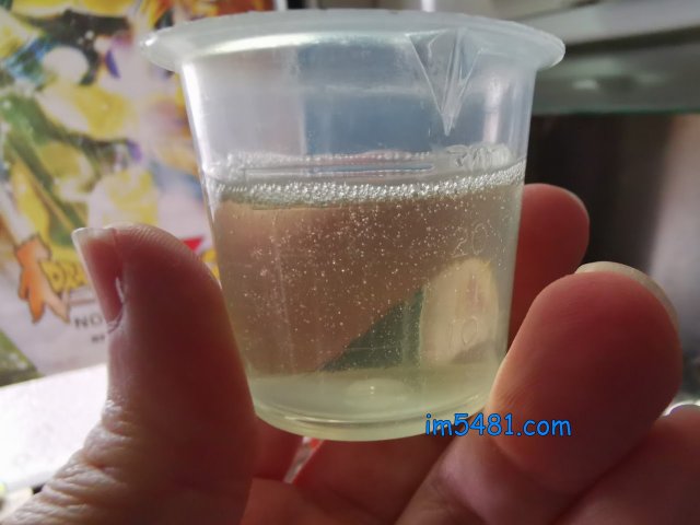 奈米樂裝進花王Attack Zero壓噴瓶-第五次按壓，約25ml。我用肉眼水平觀察是在25ml的刻度上，並且已扣除氣泡的影響。