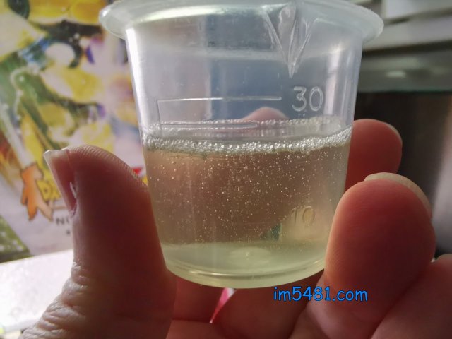 奈米樂裝進花王Attack Zero壓噴瓶-第四次按壓，約20ml。我用肉眼水平觀察是在20ml的刻度上，並且已扣除氣泡的影響。