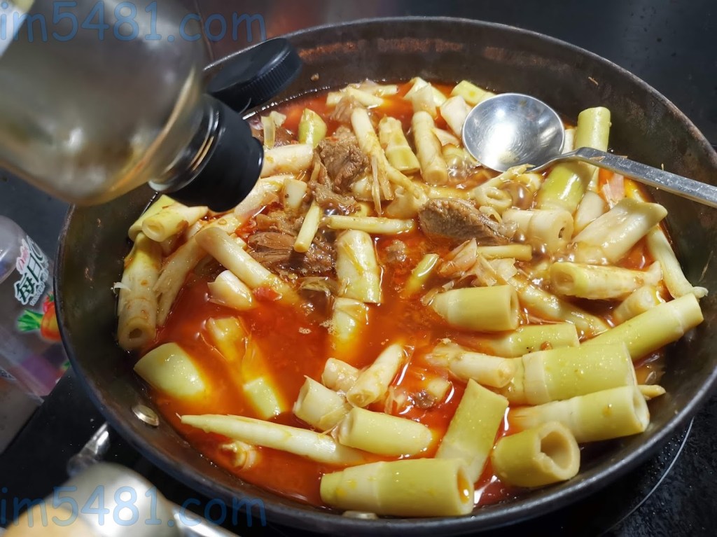 用對的白醬油煮筍子，不會死黑，也不會死鹹!