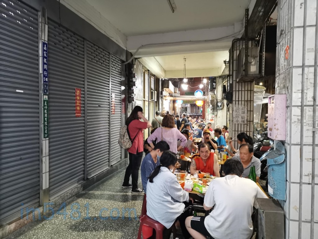 基隆三姊妹熱炒-品嘗料理暢飲啤酒的客人