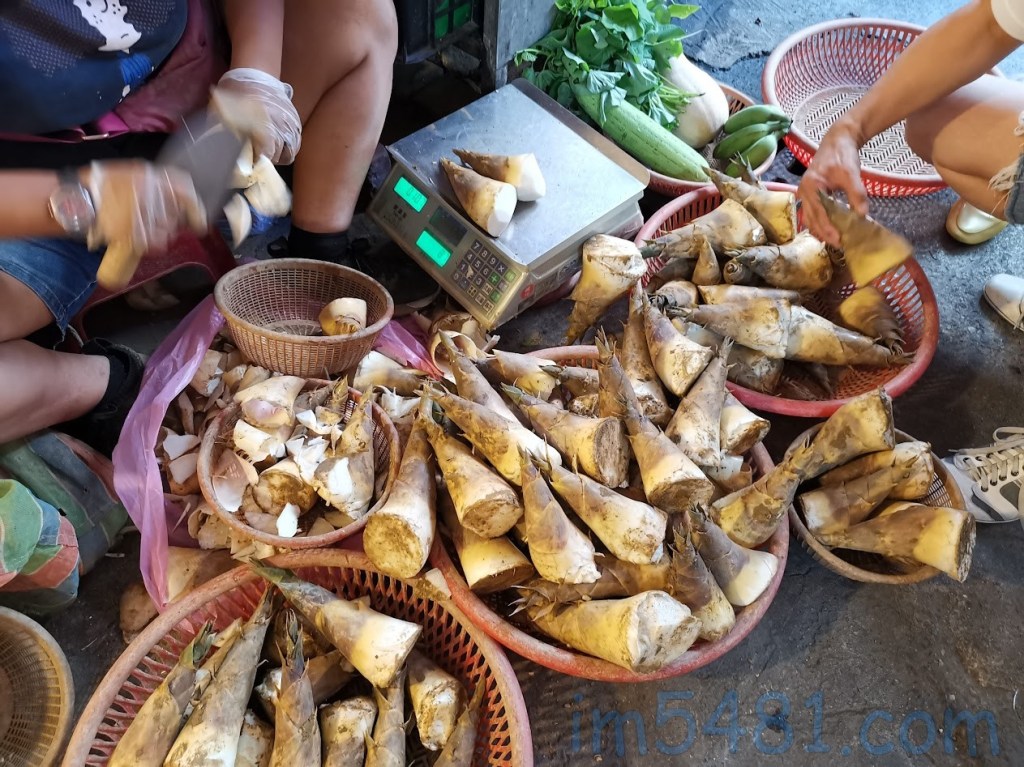 基隆安樂市場綠竹筍-攤販會將過度沾到泥土跟裂開的部分削掉後才秤重