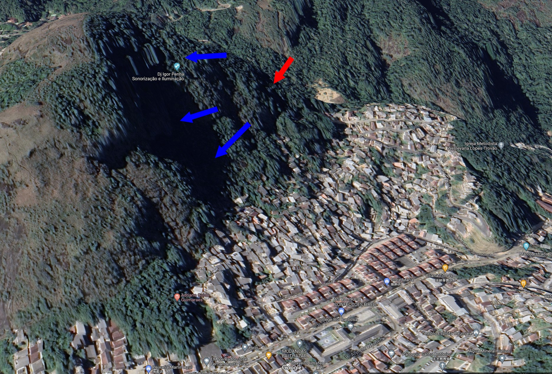 PETROPOLIS Brazil Feb 15-2022 土石流其山壁早就發生過土石滑落，紅色箭頭為此次發生土石流的源頭，藍色箭頭則是指出這早有發生過大型土石滑落的跡象。