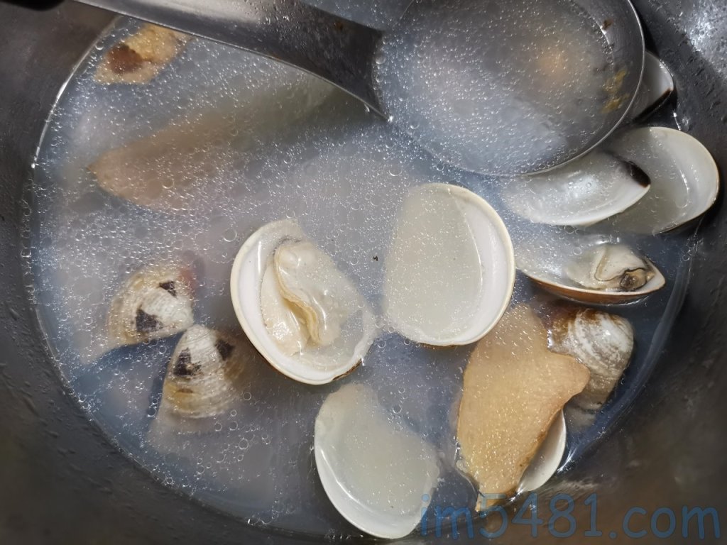 混合兩者(75元/斤 和 150元/斤)煮出的文蛤湯-湯濃味鮮肉不縮水