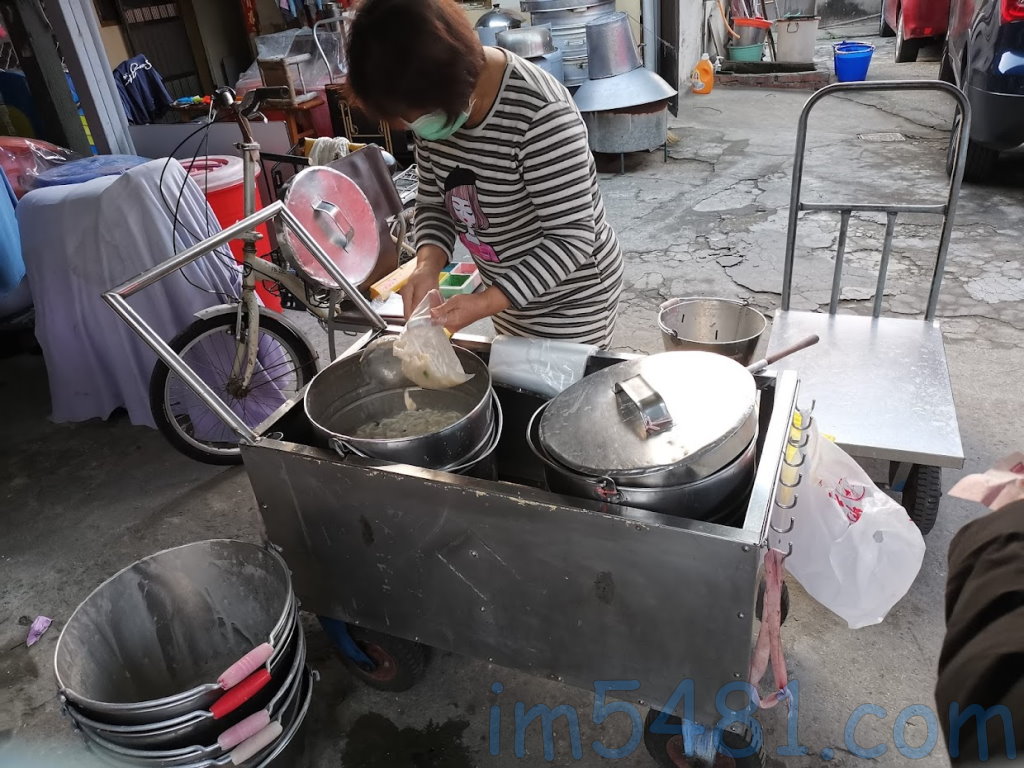 2022-02-04-過溝米苔目-老闆娘正在勺米苔目給外帶客人