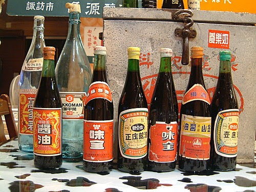 台灣早期的醬油瓶，後面就是龜甲萬醬油跟萬家香醬油的一升瓶玻璃瓶。(資料來源:網路)