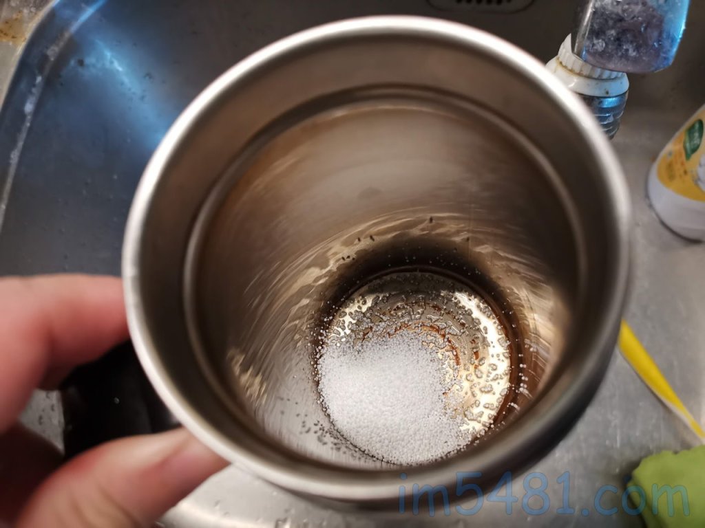 撒一湯匙的過碳酸鈉在保溫杯
