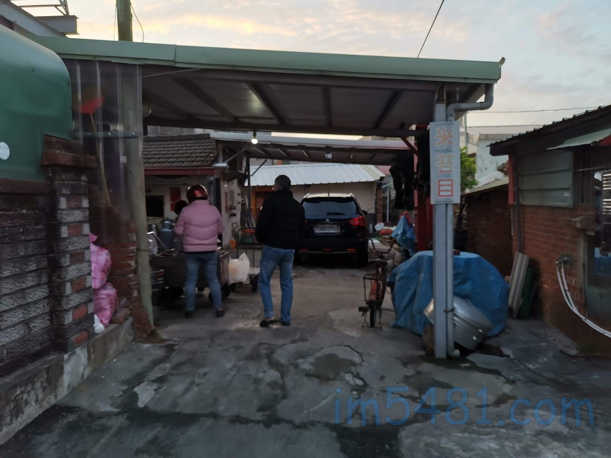 2022-02-04-早上6點52分-過溝米苔目-店家門口已經有顧客排隊買米苔目