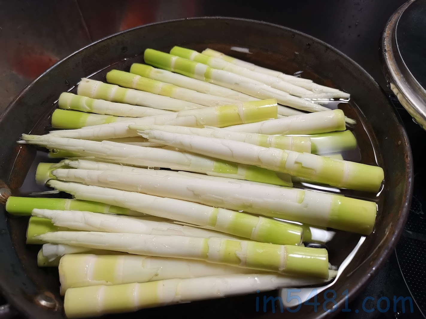 從三芝回家後立即做桂竹筍的殺菁。 這桂竹筍真的是新鮮又嫩~!