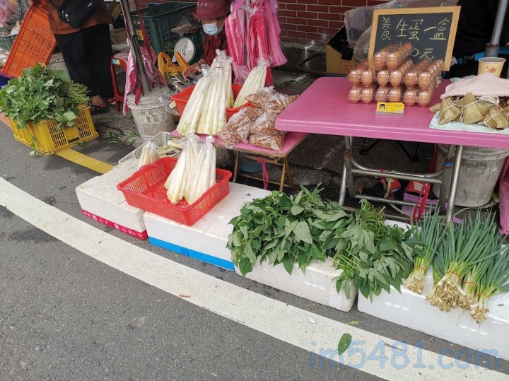 三芝的在地攤販在5月份時，都有販賣新鮮桂竹筍。