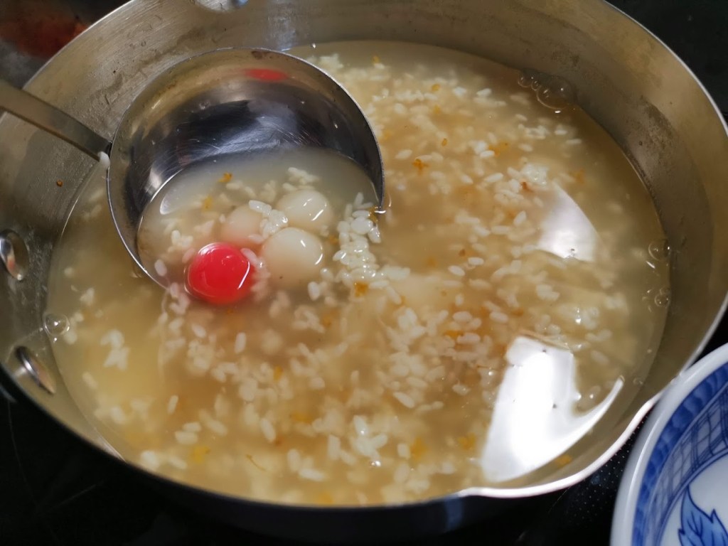 煮好的桂花酒釀湯圓