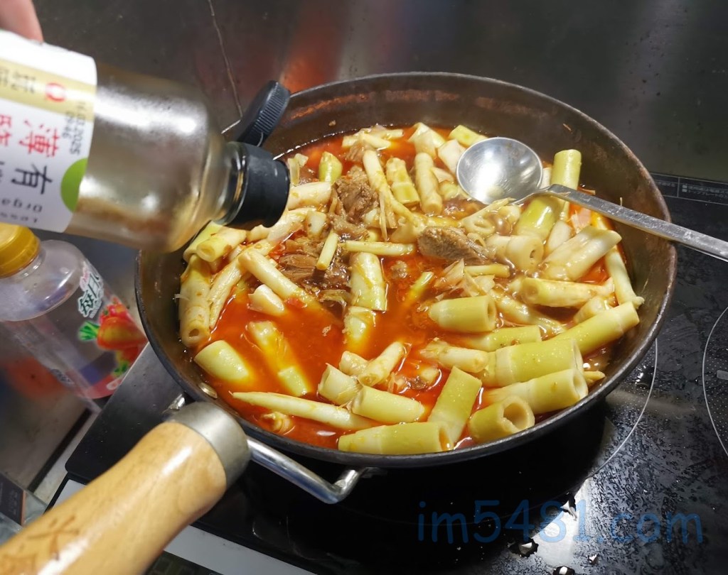 殺經煮熟的桂竹筍，用豬油油蔥、鵝油辣椒、鵝油干貝，以及豬腳肉、萬家香有機薄鹽醬油料理