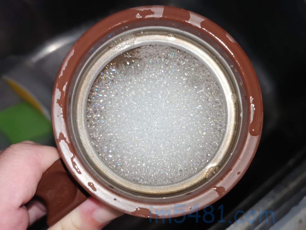 然後加水加到水面覆蓋汙漬處