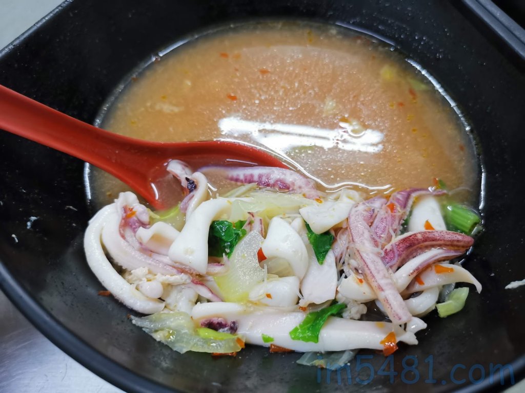 基隆內寮的透抽湯米粉，滿滿的透抽