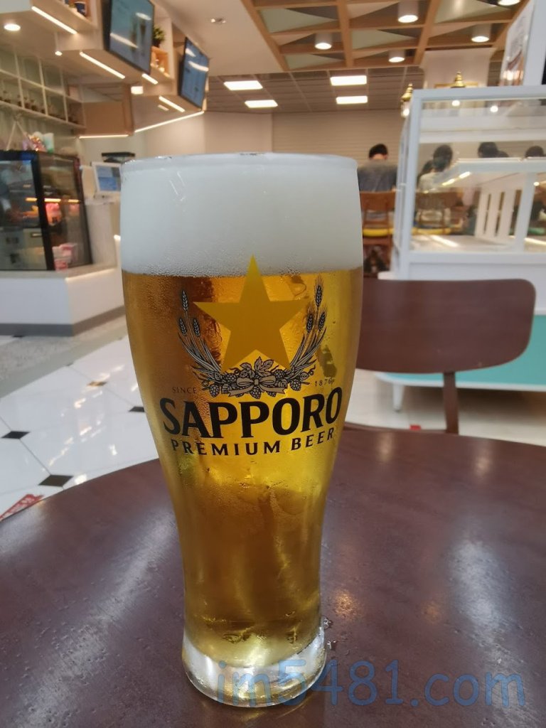 台灣7-11可以飲用現拉的SAPPORO PREMIUM BEER(生啤酒)