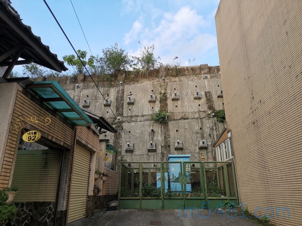 基隆市教忠街168巷的擋土牆與地錨