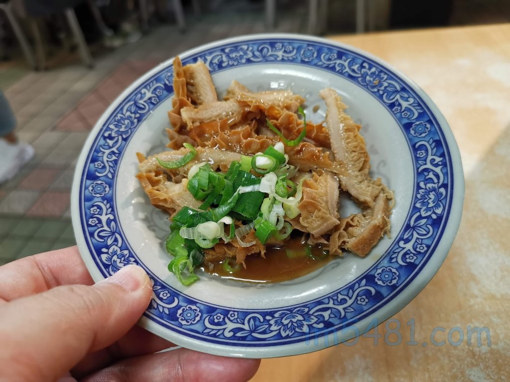 滷牛肚真的很適合來品胡麻油跟辣油