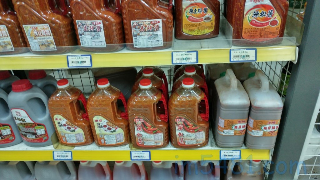 在台南都可以看到成功跟東成的豆瓣醬產品擺在一起