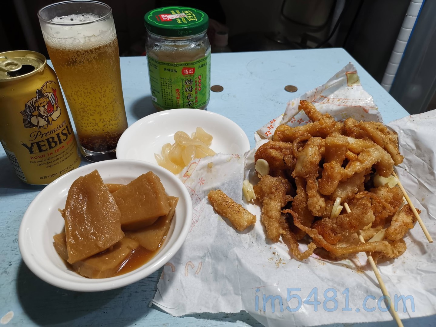 惠比壽啤酒配炸魷魚跟糖醋良京