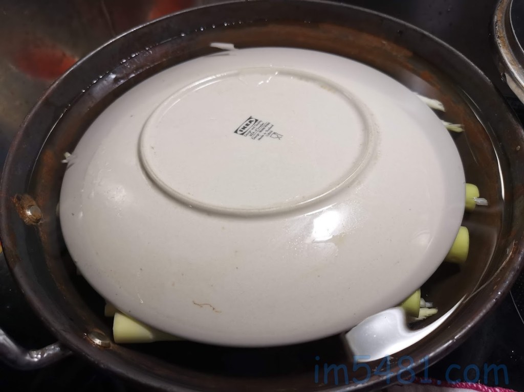 在煮熟桂竹筍可用碗盤蓋住，確保所有的筍都可以煮熟