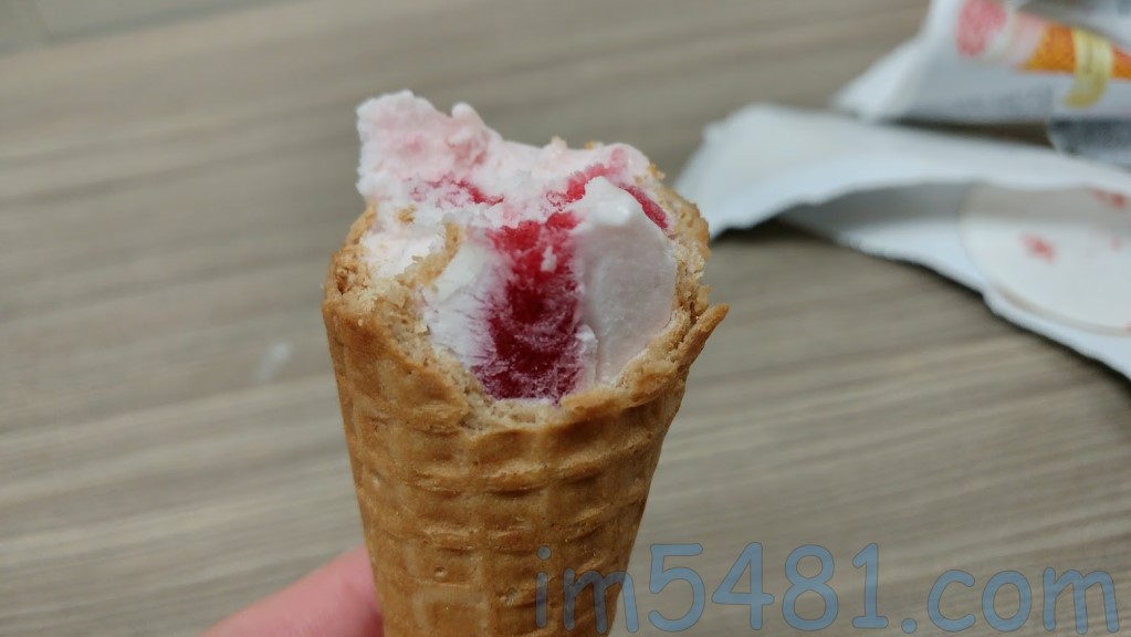杜老爺甜筒-草莓冰淇淋，其為草莓果醬與冰淇淋混合