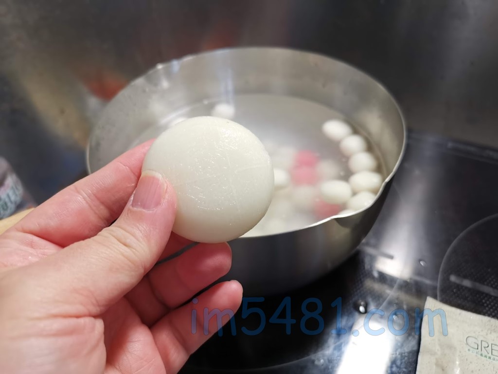 日本圓麻糬(丸もち)丟進熱水煮約兩分鐘多就會煮熟浮起